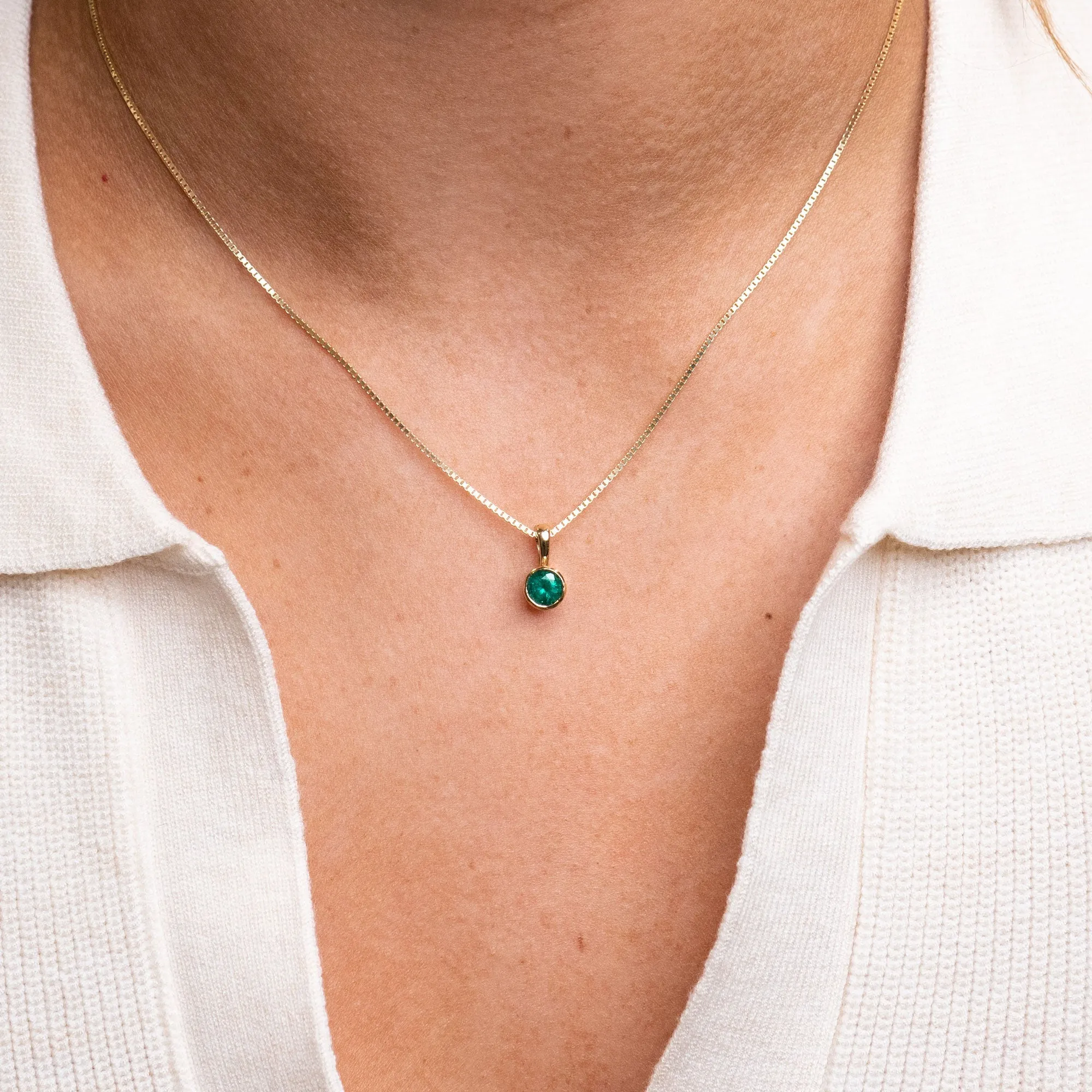 14k Circular Emerald Bezel Necklace